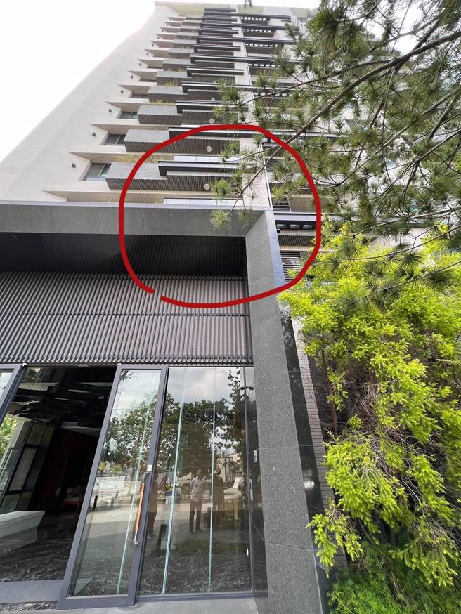 台中5亿高中生命案，案发大楼低楼层外墙有突出平台，检警初步研判坠楼时先撞击平台。（资料照片）