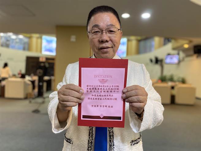 蔡育辉表示，今天将全数退回礼品。（曹婷婷摄）