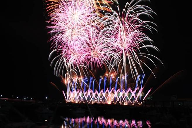 国庆筹备委员会就焰火「施放场地」、「观赏腹地」、「弹种选择」等主、客观条件进行综合评估后，择定台中市「梧栖渔港」为最佳施放地点。（本报资料照片）