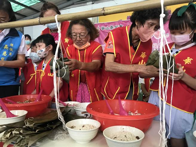 华山基金会为筹关怀礼经费，9日至屏东潮州镇海星幼儿园举办「聚粽一心‧童助老」公益活动，老幼一起包粽初体验的画面，格外温馨。（谢佳潾摄）