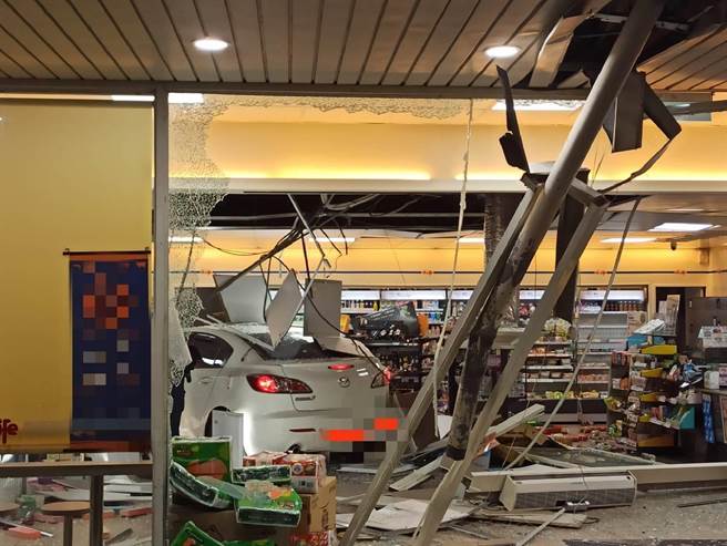 18岁女高生深夜开车大迴转，爆衝开进超商。（警方提供／陈淑芬台中传真）