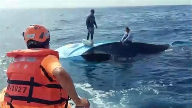 头城籍舢舨船「紫气东来」号船体进水后翻覆，所幸3名船员获救。（第一岸巡队提供）