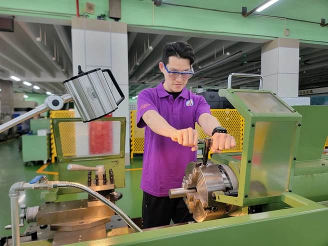 退役宪兵威廷参加产训合作专班成功进入光学产业工作。(中彰投分署提供)