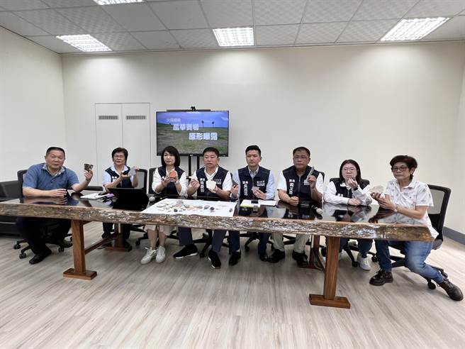 新竹市议会国民党团9日开记者会揭露，大雨过后，国际风筝赛场被严重冲刷，肉眼可见「五花八门」的废弃物。（王惠慧摄）