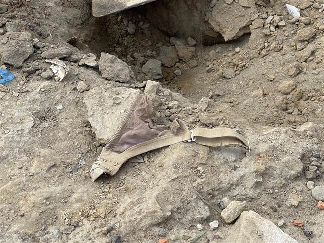 新竹市议会国民党团9日开记者会揭露，国际风筝赛场被严重冲刷，甚至挖到女用内衣。（吴旭丰提供／王惠慧新竹传真）