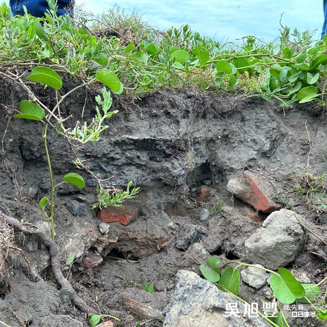 新竹市议会国民党团9日开记者会揭露，大雨过后，国际风筝赛场被严重冲刷，肉眼可见「五花八门」的废弃物。（吴旭丰提供／王惠慧新竹传真）