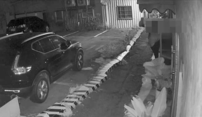 高雄网美餐厅因窗台未上锁，遭到男子进屋行窃。（翻摄照片／崔正纲高雄传真）