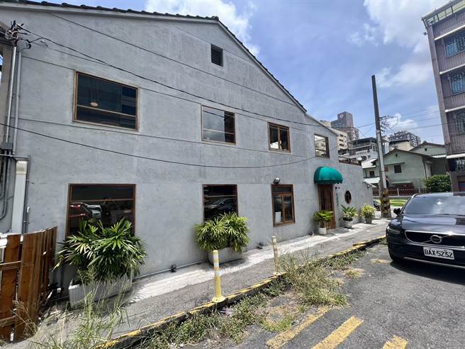 高雄网美餐厅因窗台未上锁，遭到男子进屋行窃。（崔正纲摄）