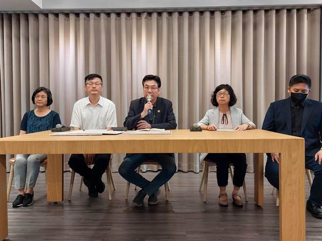 新北市政府今举办记者会，新北市副市长刘和然率领教育局长张明文、卫生局长陈润秋、社会局副局长许秀能、法制局长吴宗宪出席，宣布今起每天上午十点半都会举办记者会，说明调查进度。（陈慰慈摄）