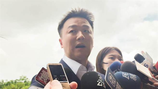 与民进党合作参选新北市第9选区（永和与中和秀安地区）无党籍立委李正皓由于卷入偷拍争议，昨(8)晚宣布退选。(黄敬文摄)