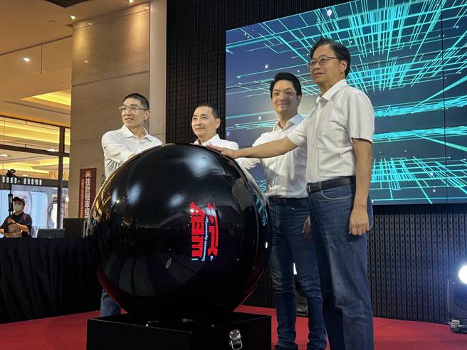 基隆市长谢国梁、新北市长侯友宜、台北市长蒋万安、桃园市长张善政（左至右）9日共同宣布基北北桃1200都会通Megacity Pass定期票准备好了，7月1日开通使用。（陈薏云摄）