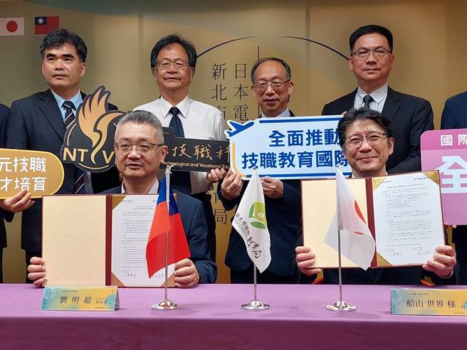 新北市教育局今与日本电子专门学校签署跨国教育合作计画备忘录。（陈慰慈摄）