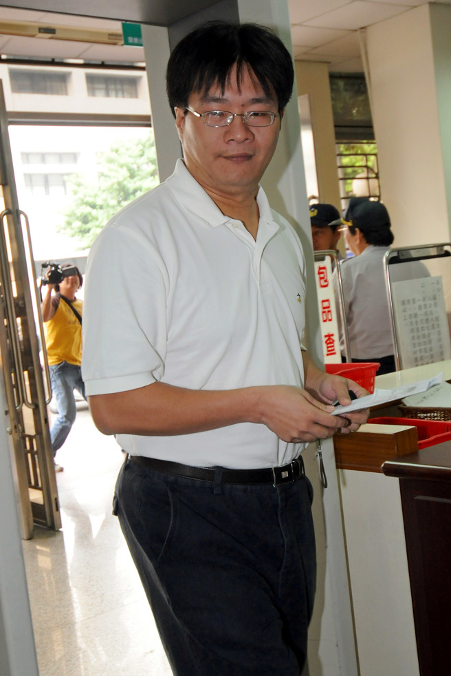 2008年10月23日台北市／高院台开内线交易案更一审开庭，赵建铭胞弟赵建勋至法庭陪同父兄。（中时资料照，陈君玮摄）