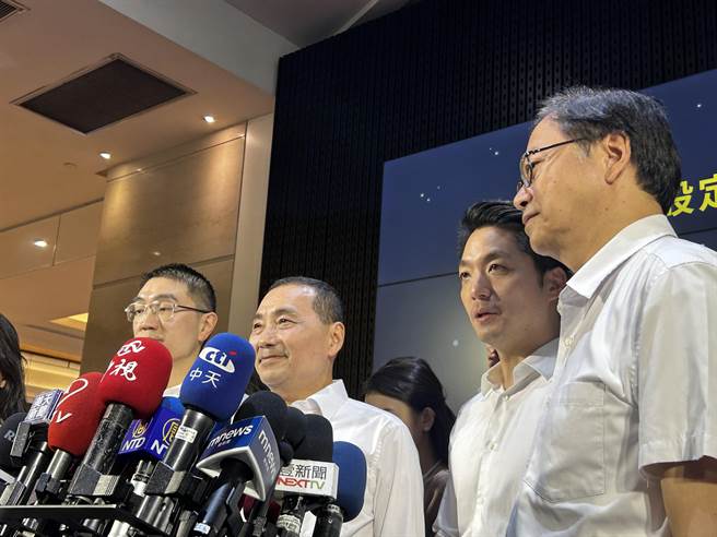 基隆市长谢国梁、新北市长侯友宜、台北市长蒋万安、桃园市长张善政（左至右）9日在市府转运站同台，一同宣传1200都会通Megacity Pass定期票，会后受访。（陈薏云摄）