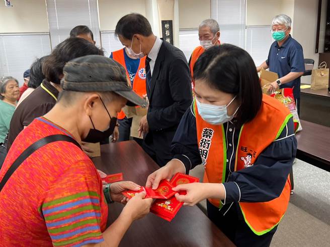 蔡衍明基金会执行长徐海伦致赠弱势长者慰问金。（王扬杰摄）