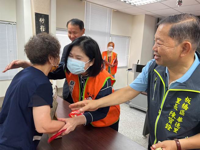 蔡衍明基金会执行长徐海伦致赠弱势长者慰问金。（王扬杰摄）