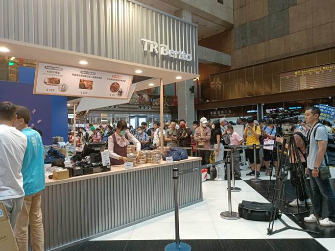 台铁本舖A5本部牛EMU3000型特仕版陶瓷便当盒出现排队人龙。(简立欣摄)