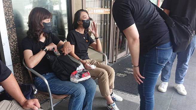 赵建勋突然过世，他的妻子（卡其长裤）悲痛欲绝。（程炳璋摄）