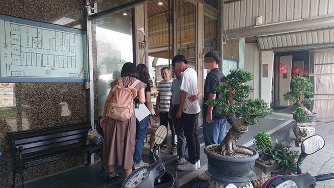 赵家亲友不断安慰正伤心痛哭的赵建勋妻子。（程炳璋摄）