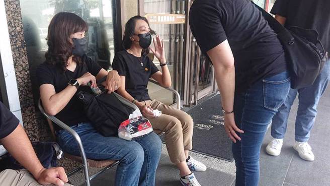 赵建勋突然过世，他的妻子（卡其长裤）悲痛欲绝。（程炳璋摄）