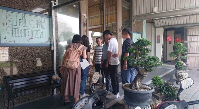 赵家亲友不断安慰正伤心痛哭的赵建勋妻子。（程炳璋摄）