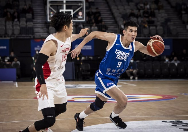 唐维杰(右)宣布投入今年选秀。(取自FIBA官网)