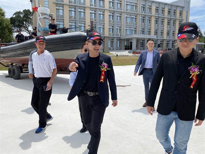 立法院外交及国防委员会召委江启臣(中)今率队考察金门两栖侦察营部队整备情形，顺便回娘家祝贺50岁生日快乐！(于家麒摄)