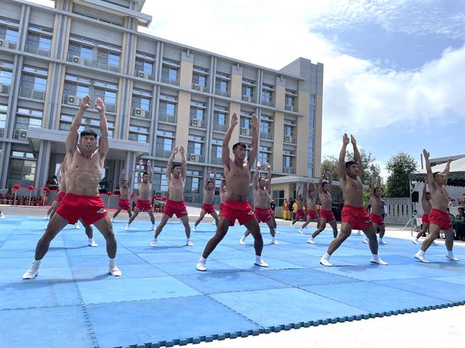 两栖侦察营现役蛙兵以蛙人操向来宾们展现出精实的战力。(于家麒摄)