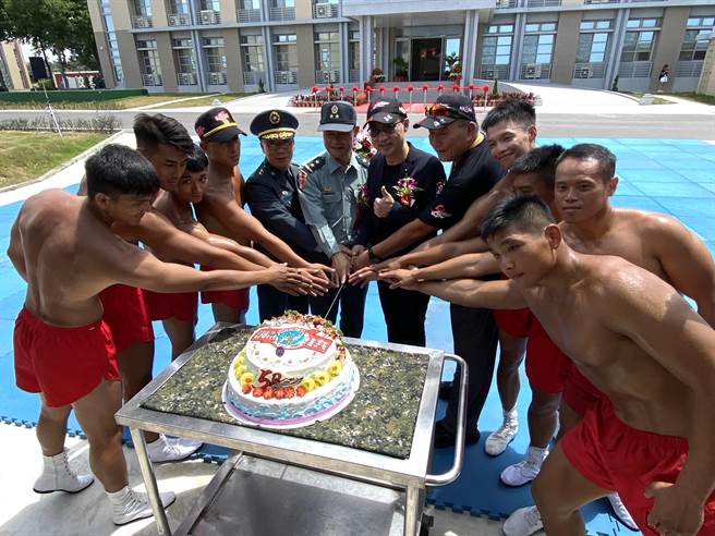 庆生仪式由来宾与现役蛙兵们一起切蛋糕，庆祝海龙蛙兵成军50岁生日快乐！(于家麒摄)