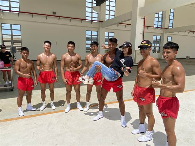 第一次进到两栖营区的家属们都十分兴奋，纷纷抢拍现役蛙兵小鲜肉。(于家麒摄)