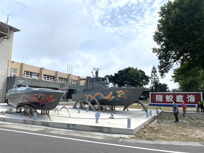 两栖侦察营区现场展示多艘海龙快艇及军事武器等装备，让退役蛙兵家属们拍照留念。(于家麒摄)