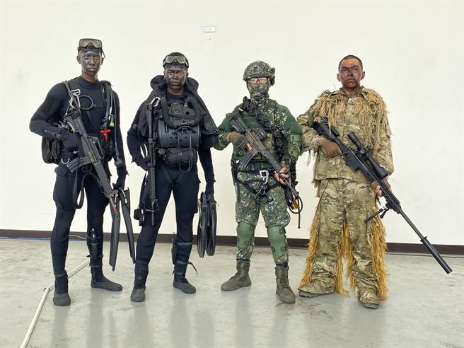 两栖侦察营区现场展示多艘海龙快艇及军事武器等装备，让退役蛙兵家属们拍照留念。(于家麒摄)