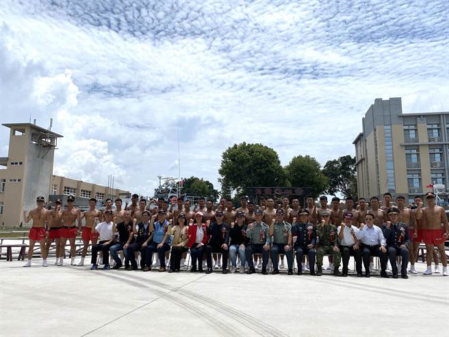 所有来宾、退役与现役蛙兵们合影留念，共祝两栖侦察营成军50周年生日快乐！(于家麒摄)