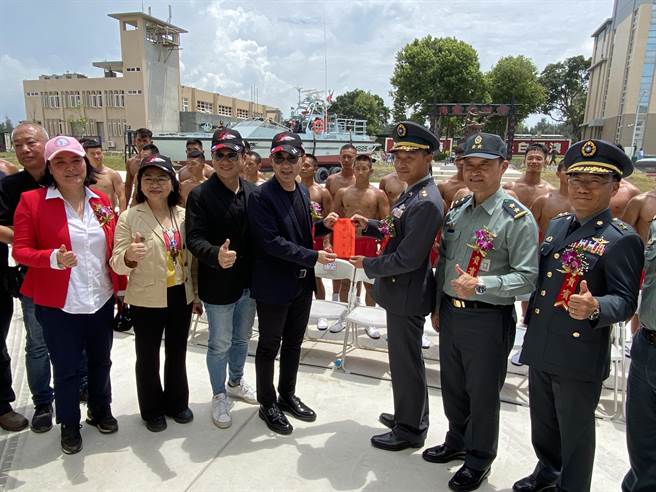 立委江启臣(前左四)也特别代表立法院致赠加菜金，慰问海龙蛙兵保家卫国之辛劳。(于家麒摄)