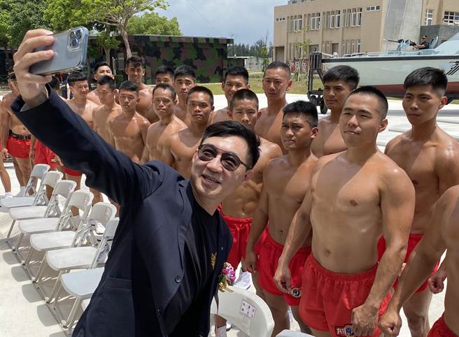 立委江启臣(左一)也不忘与精实的蛙兵学弟们合拍，见证世代交替。(于家麒摄)