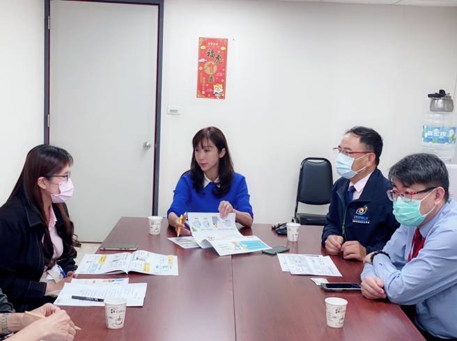 民进党议员许淑华(中)启动「视力保健校园巡迴检查」计划，让验光师进校园免费视力检查、宣导护眼保健。(图取自许淑华脸书)
