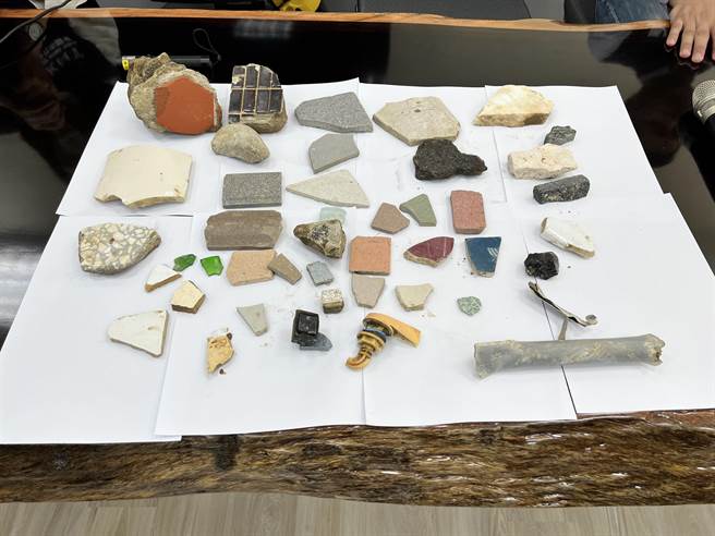 新竹市國際風箏賽場表面挖出許多磁磚、水泥塊，還有馬桶沖水按鍵等廢棄物。（王惠慧攝）