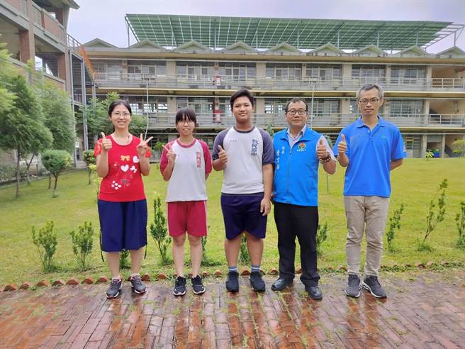 苗栗县苑里镇致民国中今年国中会考突破5A门槛，一次有2人成绩达到5A6＋、5A4＋。（致民国中提供／谢明俊苗栗传真）