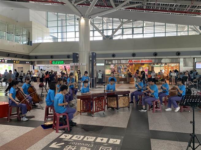 嘉义县太保市南新国小、安东国小丝竹乐团在高铁嘉义站大厅快闪演出。（高铁提供／廖素慧嘉县传真）