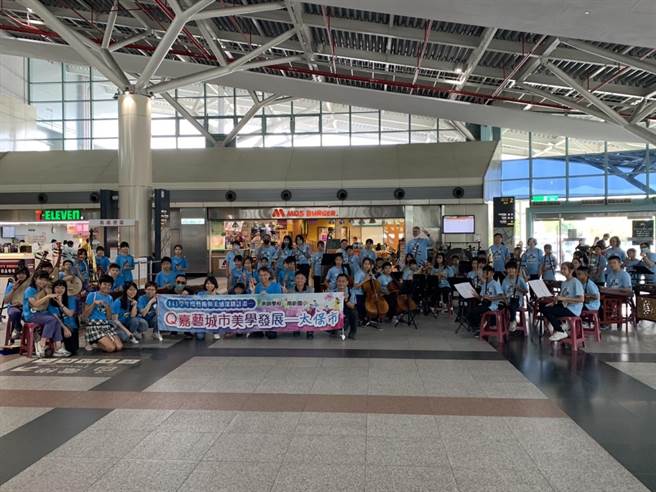 南新国小、安东国小丝竹乐团首次合作，今天在高铁嘉义站大厅演出快闪音乐会。（高铁提供／廖素慧嘉县传真）