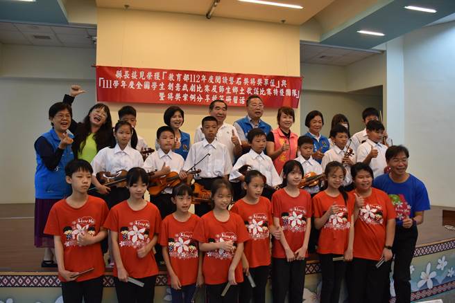 苗栗县头份市六合国小及大湖乡新开国小获得教育部阅读磐石学校奖。（谢明俊摄）