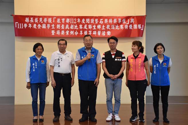 苗栗县多所学校获得教育部阅读磐石奖，县府9日上午颁奖表扬，包括大湖乡长黄惠琴（左）及多名县议员专程到场致贺。（谢明俊摄）