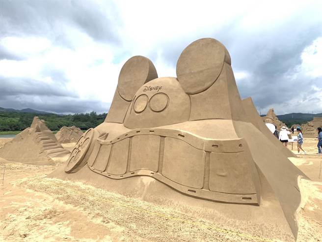 ▲本次福隆沙雕艺术节主题是大小朋友都喜爱的「迪士尼100周年」系列，现场有非常多经典作品与角色沙雕。（徐佑升摄）