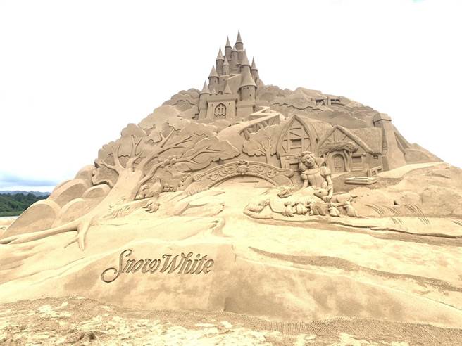 ▲本次迪士尼系列最有特色的沙雕，为高达8公尺的「白雪公主」城堡，制作相当不易，非常值得打卡一游。（徐佑升摄）