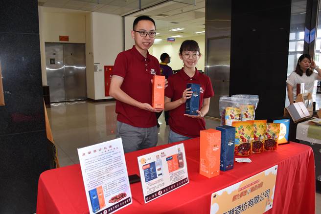 苗栗县公馆乡青创业者自创「唐潮」红枣酒。（谢明俊摄）