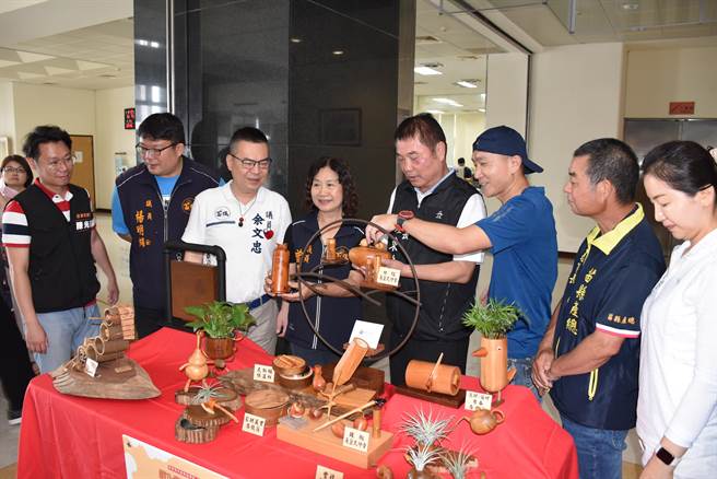 苗栗县长锺东锦9日主持青创市集起跑仪式，期勉青创业者做出好产品。（谢明俊摄）