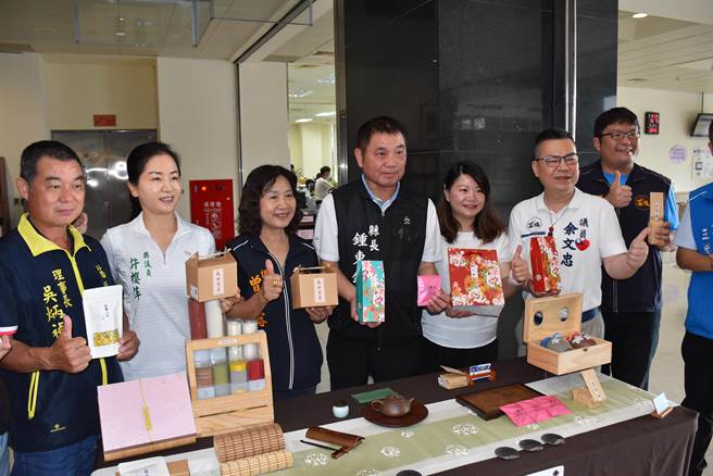 苗栗县长锺东锦9日主持青创市集起跑仪式，期勉青创业者做出好产品。（谢明俊摄）