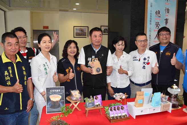 苗栗县长锺东锦9日主持青创市集起跑仪式，期勉青创业者做出好产品。（谢明俊摄）