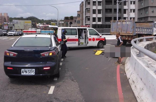 一辆大货车与机车发生碰撞，机车骑士送医后不治。（警方提供／邱立雅竹县传真）