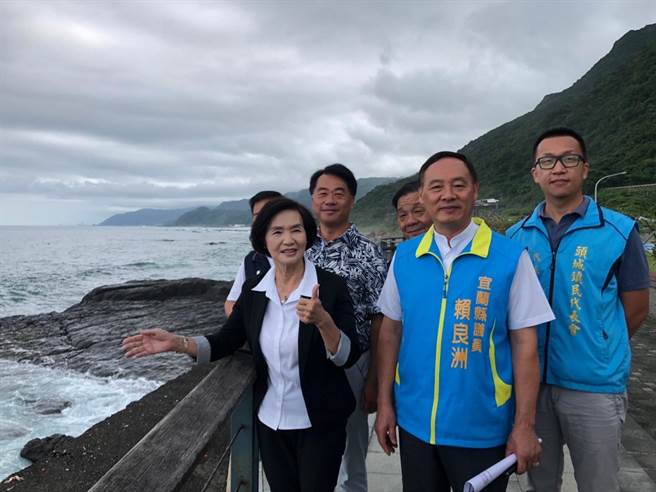 宜兰县长林姿妙（左一）今晚将率团赴欧，今天她前往石城、大里视察观光游憩景点工程整体规画。（宜兰县政府提供）